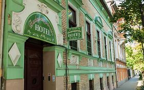 Garden Hotel  2*